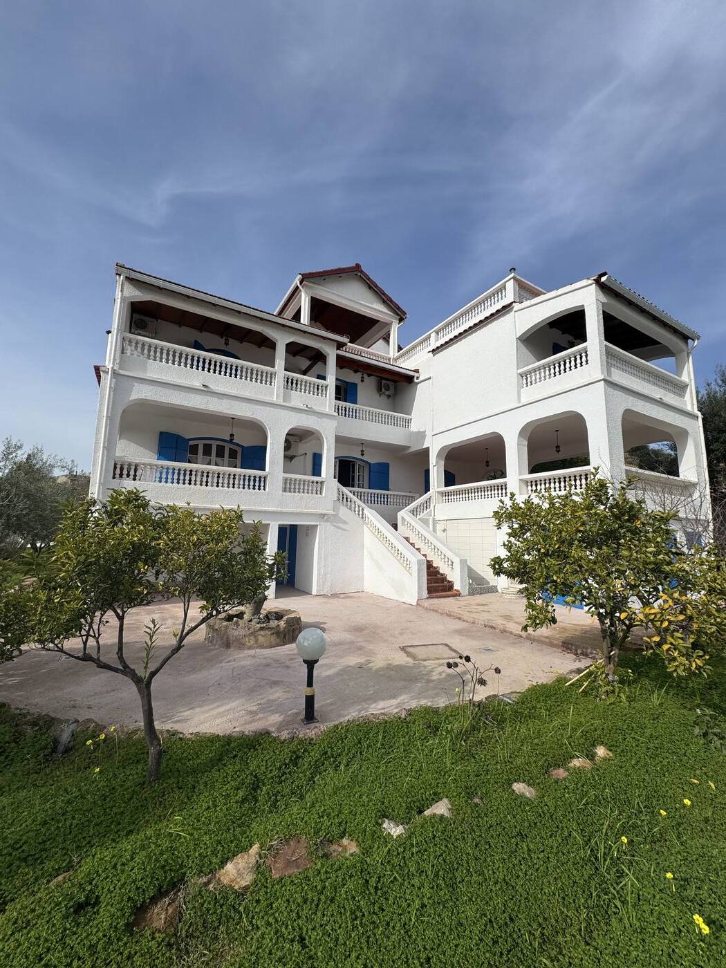 Jardin luxuriant de la maison